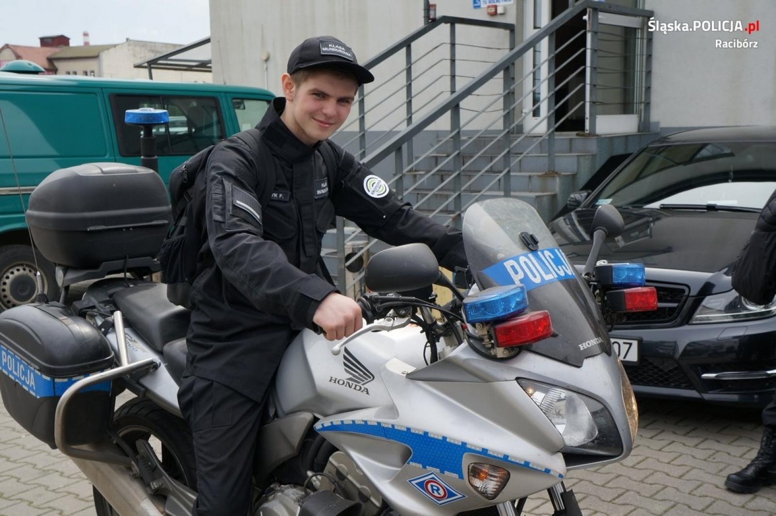 Zdjęcie w galerii na portalu naszraciborz.pl: Mundurowi z Ekonomika stawili się na komendzie wiadomości z regionu
