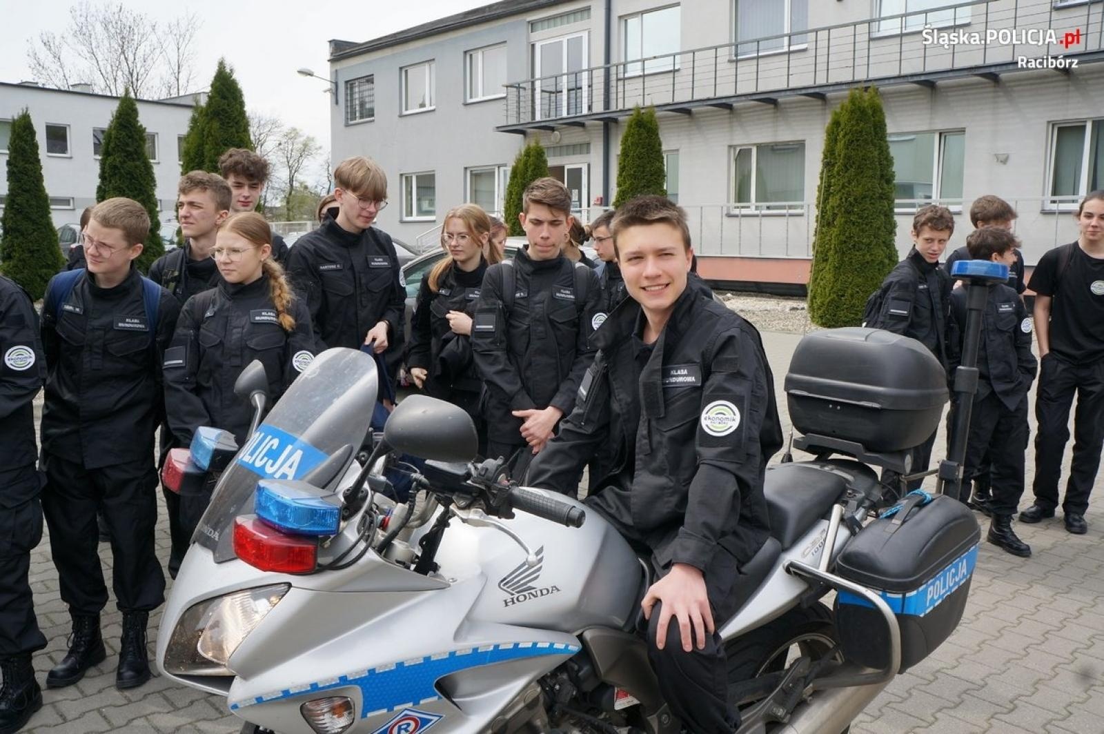 Zdjęcie w galerii na portalu naszraciborz.pl: Mundurowi z Ekonomika stawili się na komendzie wiadomości z regionu