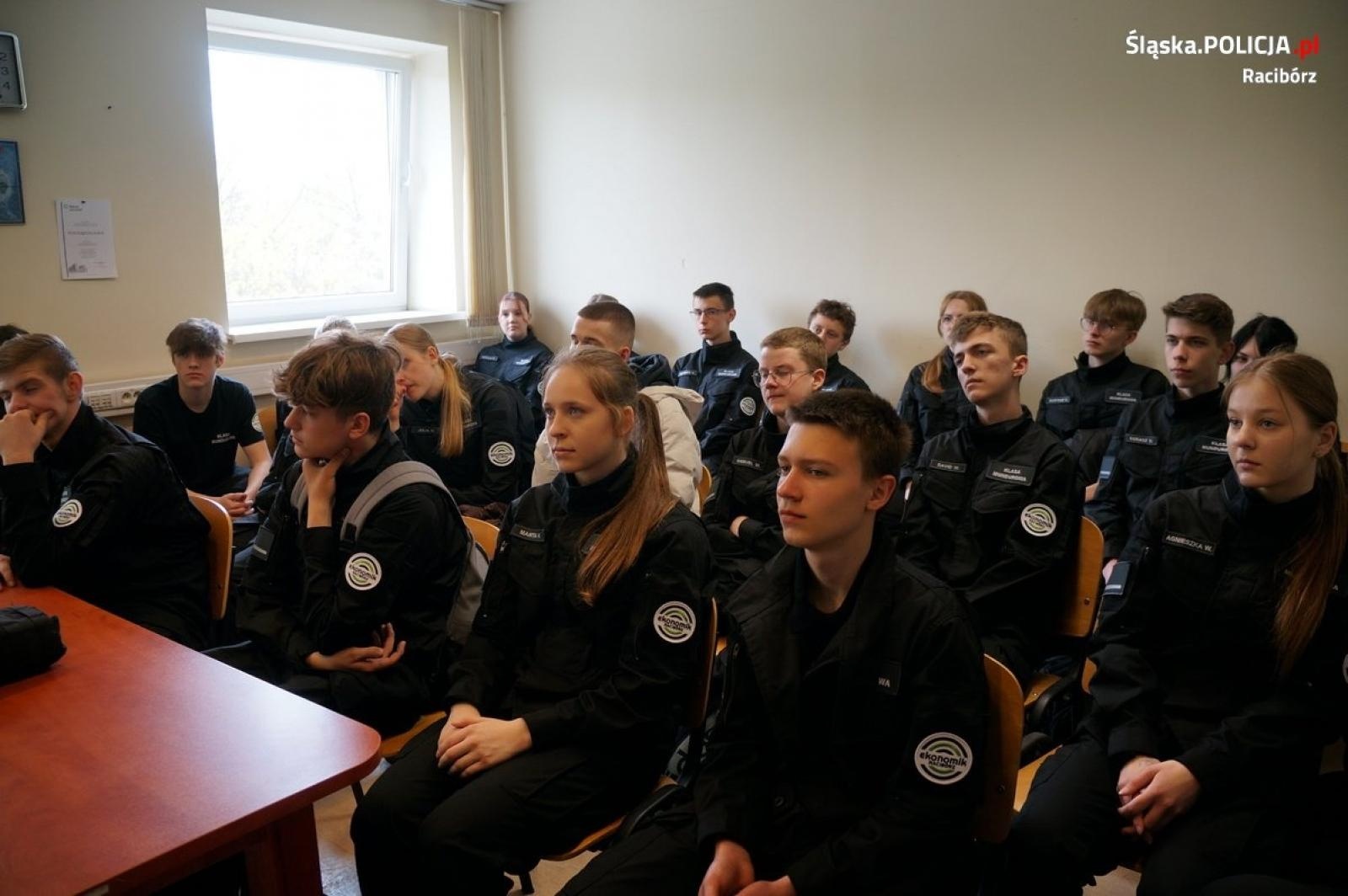 Zdjęcie w galerii na portalu naszraciborz.pl: Mundurowi z Ekonomika stawili się na komendzie wiadomości z regionu