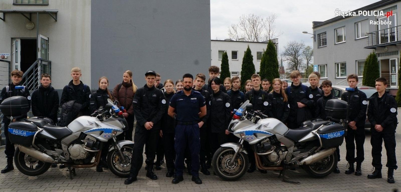 Zdjęcie w galerii na portalu naszraciborz.pl: Mundurowi z Ekonomika stawili się na komendzie wiadomości z regionu