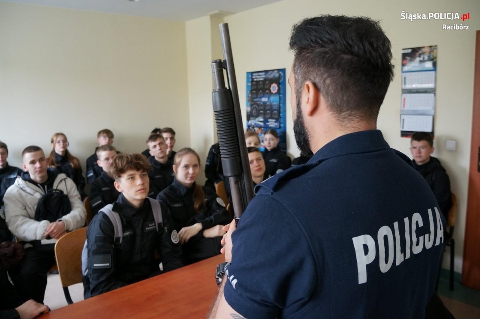 Zdjęcie w galerii na portalu naszraciborz.pl: Mundurowi z Ekonomika stawili się na komendzie wiadomości z regionu