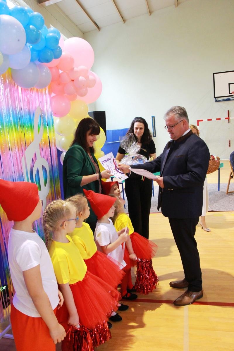 Zdjęcie w galerii na portalu naszraciborz.pl: Tańczę, więc... jestem! I Powiatowy Festiwal Tańczące Przedszkolaki w Zabełkowie wiadomości z regionu