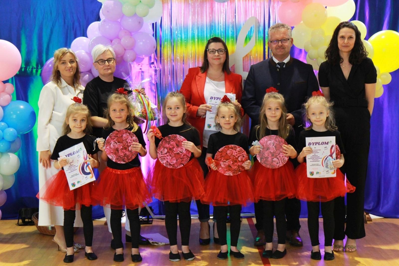 Zdjęcie w galerii na portalu naszraciborz.pl: Tańczę, więc... jestem! I Powiatowy Festiwal Tańczące Przedszkolaki w Zabełkowie wiadomości z regionu