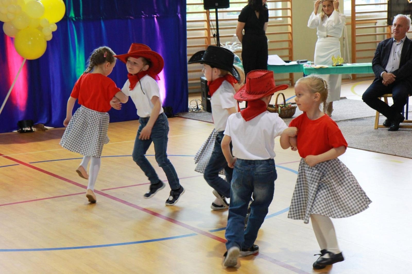 Zdjęcie w galerii na portalu naszraciborz.pl: Tańczę, więc... jestem! I Powiatowy Festiwal Tańczące Przedszkolaki w Zabełkowie wiadomości z regionu
