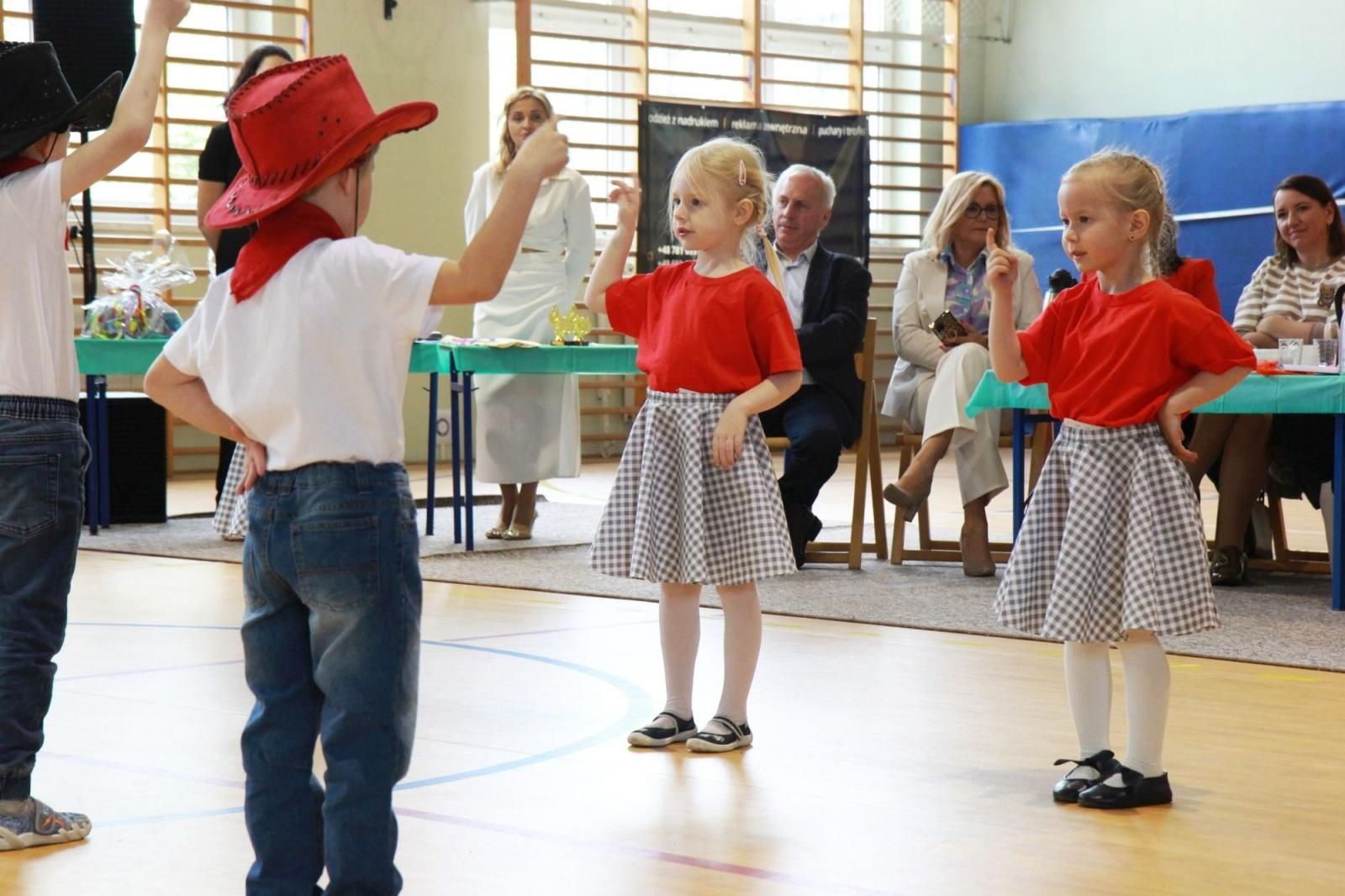 Zdjęcie w galerii na portalu naszraciborz.pl: Tańczę, więc... jestem! I Powiatowy Festiwal Tańczące Przedszkolaki w Zabełkowie wiadomości z regionu