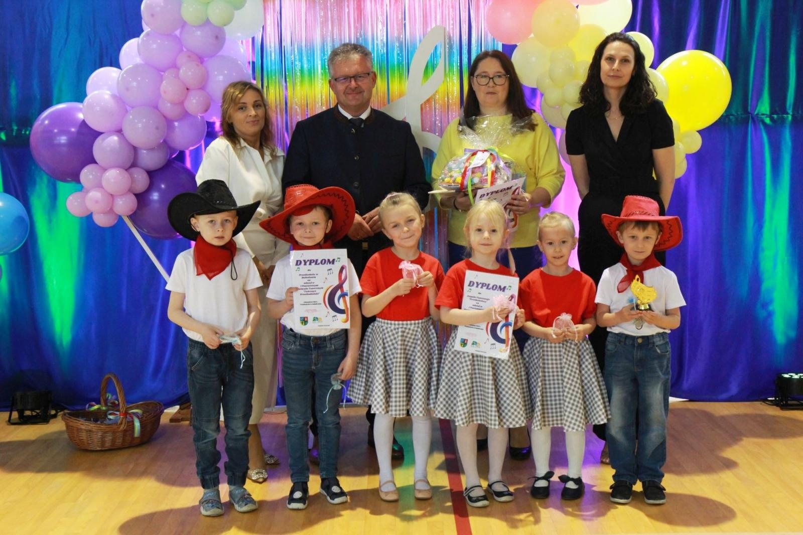 Zdjęcie w galerii na portalu naszraciborz.pl: Tańczę, więc... jestem! I Powiatowy Festiwal Tańczące Przedszkolaki w Zabełkowie wiadomości z regionu