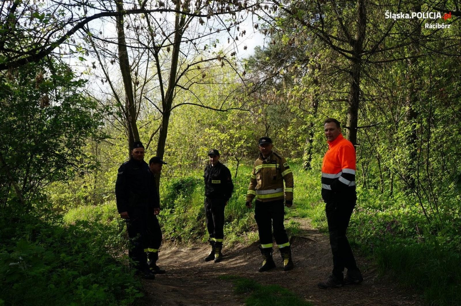Zdjęcie w galerii na portalu naszraciborz.pl: Policja i strażacy na żwirowni przy Rudzkiej [FOTO] wiadomości z regionu