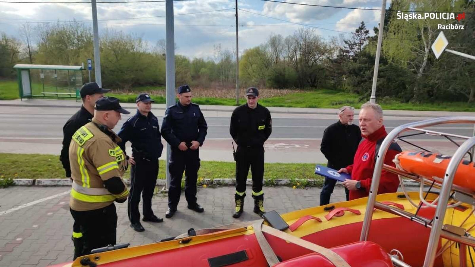 Zdjęcie w galerii na portalu naszraciborz.pl: Policja i strażacy na żwirowni przy Rudzkiej [FOTO] wiadomości z regionu