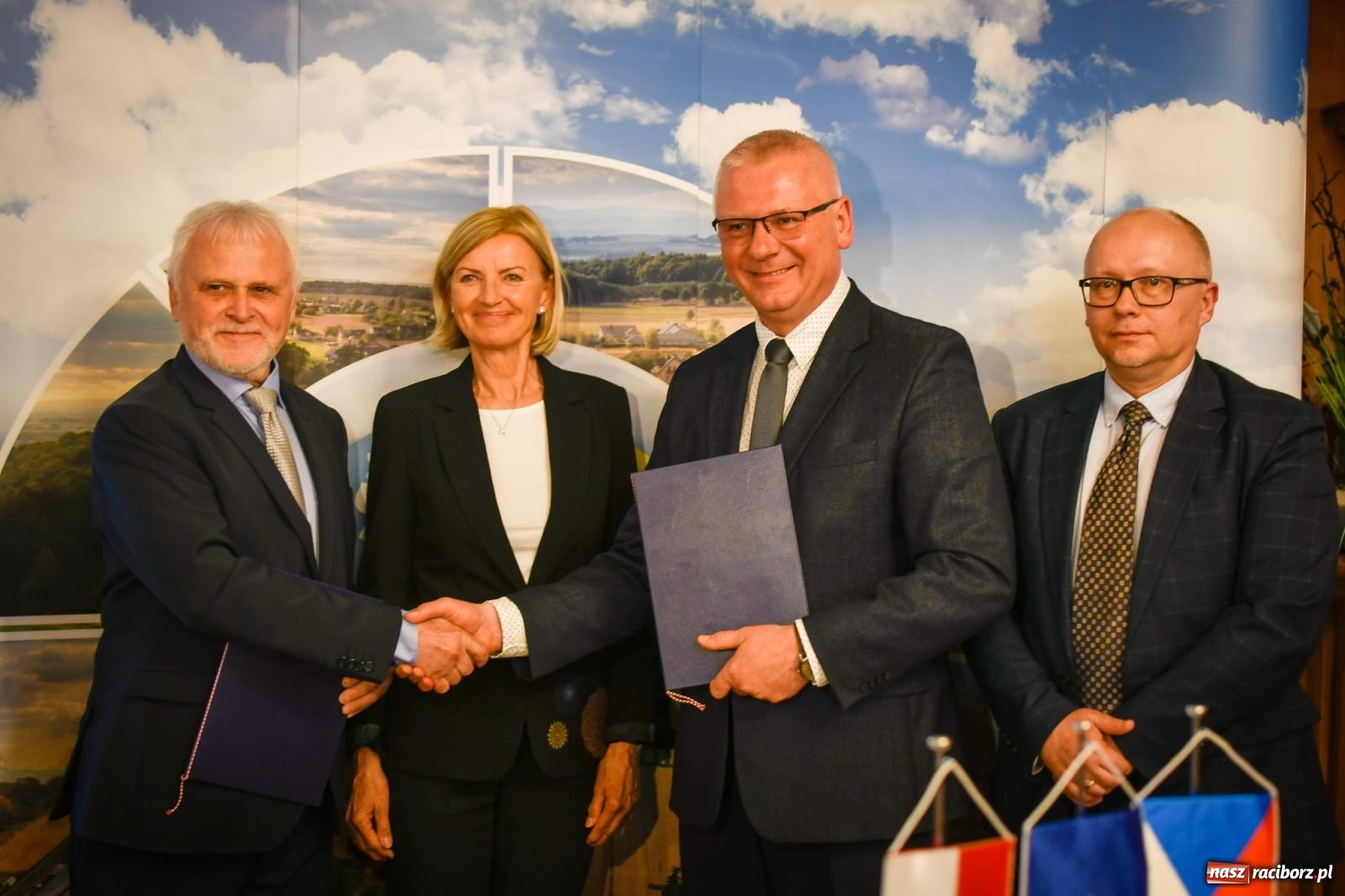 Zdjęcie w galerii na portalu naszraciborz.pl: Bankiet, partnerstwo i honorowe obywatelstwo. Perłowe gody gminy Kornowac FOTO i WIDEO wiadomości z regionu