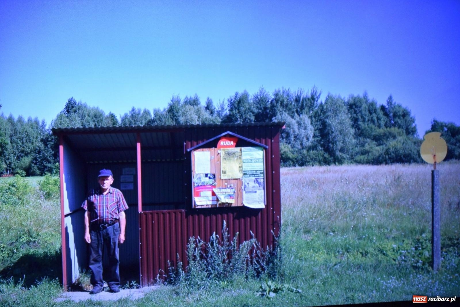 Zdjęcie w galerii na portalu naszraciborz.pl: Pogawędki o fotografii na przystanku autobusowym w RCK wiadomości z regionu