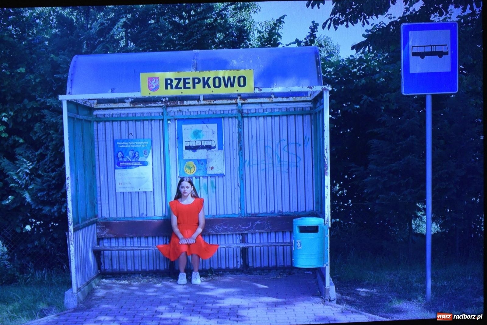Zdjęcie w galerii na portalu naszraciborz.pl: Pogawędki o fotografii na przystanku autobusowym w RCK wiadomości z regionu