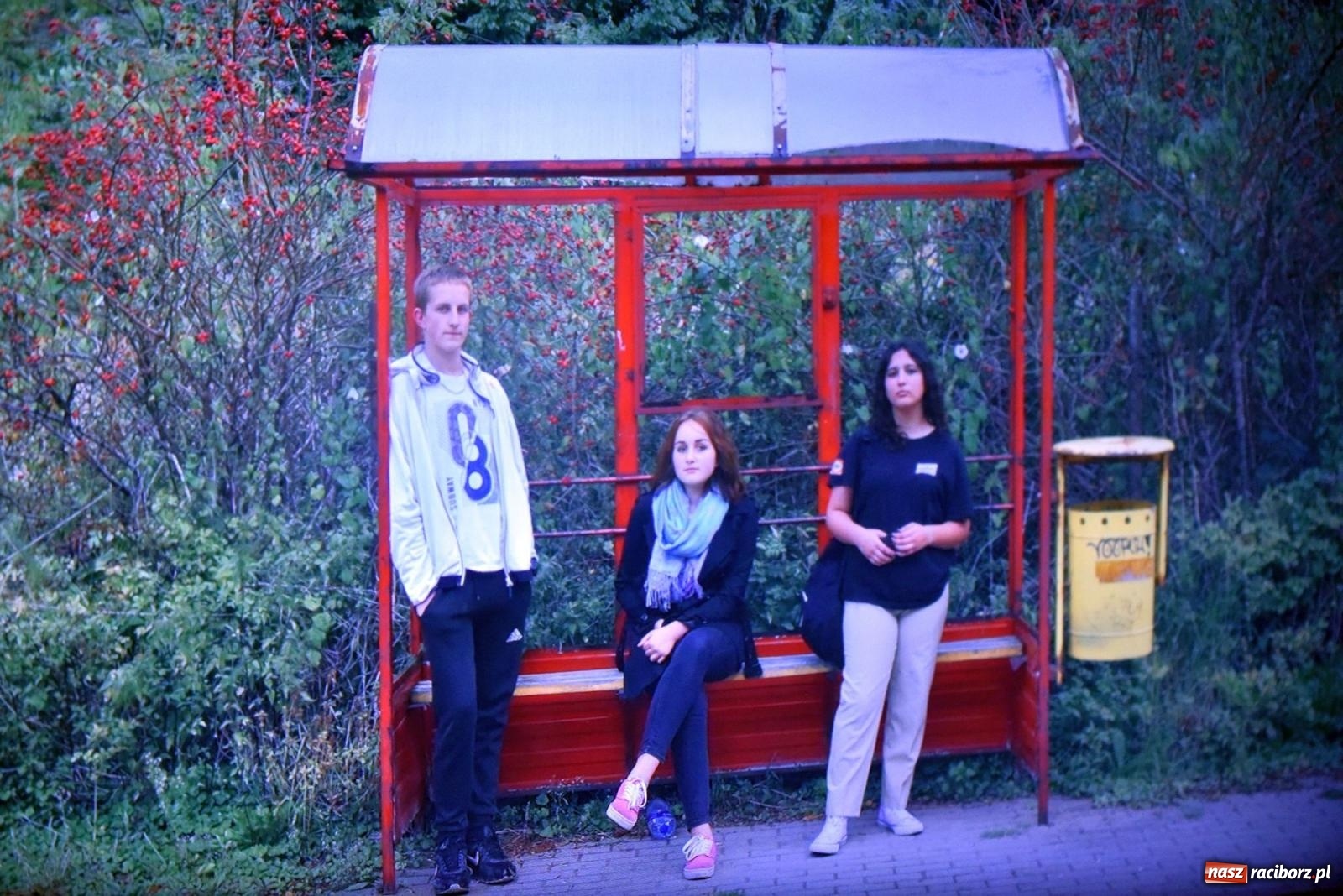 Zdjęcie w galerii na portalu naszraciborz.pl: Pogawędki o fotografii na przystanku autobusowym w RCK wiadomości z regionu