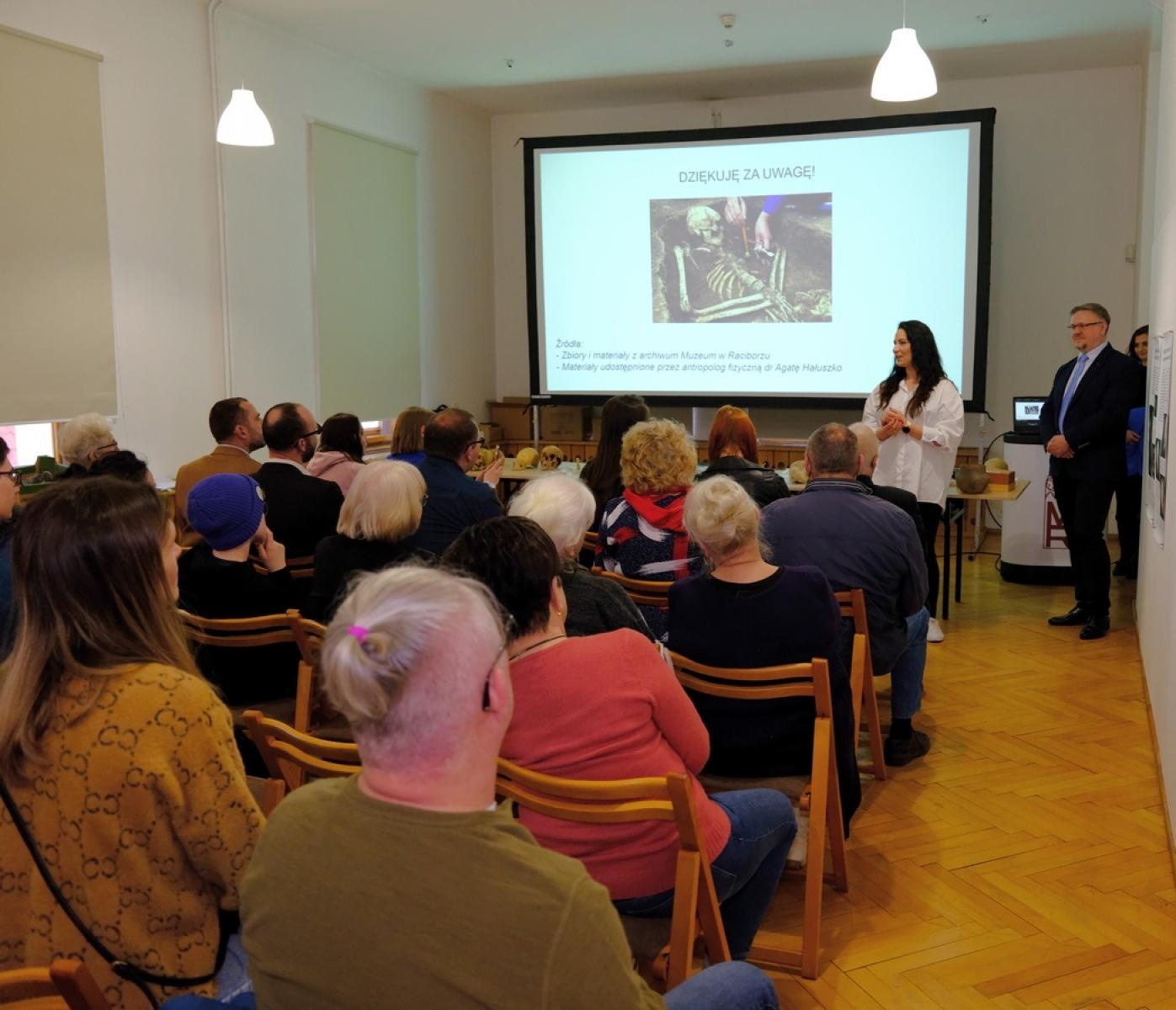 Zdjęcie w galerii na portalu naszraciborz.pl: Szkielety bez tajemnic. Czwartkowe spotkanie z zabytkami wiadomości z regionu