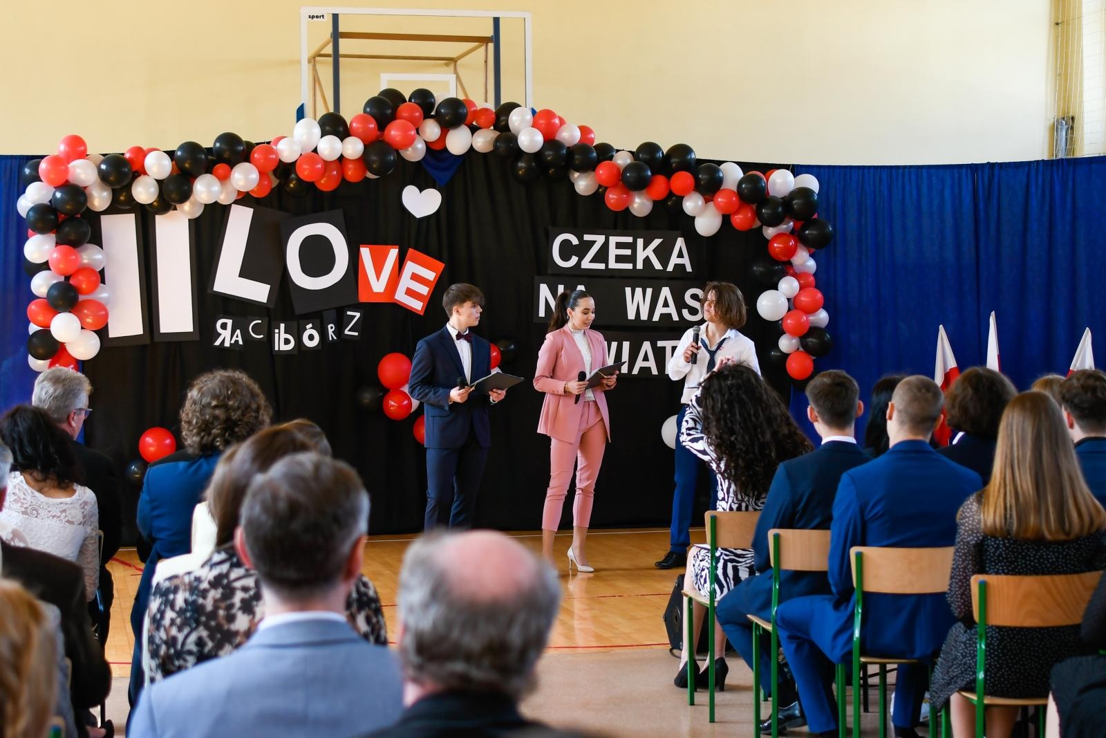 Zdjęcie w galerii na portalu naszraciborz.pl: Świadectwa, Leszki i łezki. II LO pożegnało absolwentów [FOTO i WIDEO] wiadomości z regionu