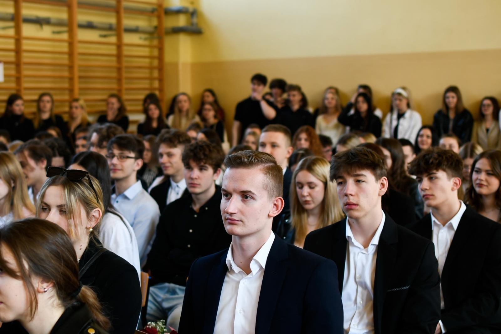 Zdjęcie w galerii na portalu naszraciborz.pl: Świadectwa, Leszki i łezki. II LO pożegnało absolwentów [FOTO i WIDEO] wiadomości z regionu