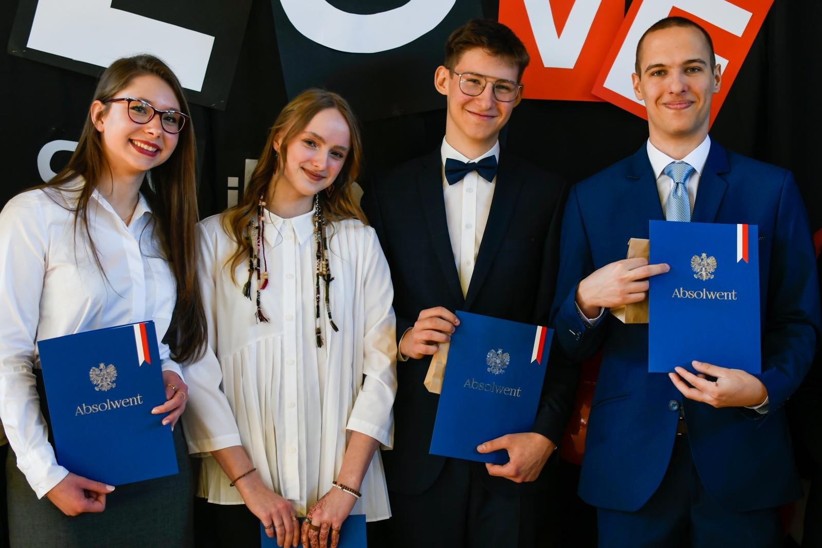 Zdjęcie w galerii na portalu naszraciborz.pl: Świadectwa, Leszki i łezki. II LO pożegnało absolwentów [FOTO i WIDEO] wiadomości z regionu