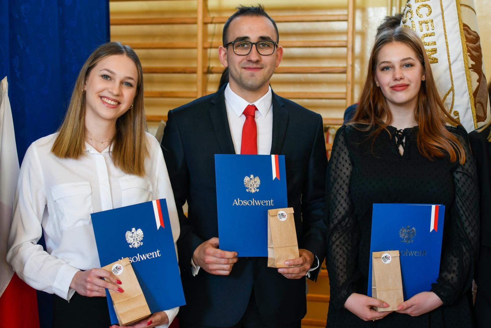 Zdjęcie w galerii na portalu naszraciborz.pl: Świadectwa, Leszki i łezki. II LO pożegnało absolwentów [FOTO i WIDEO] wiadomości z regionu