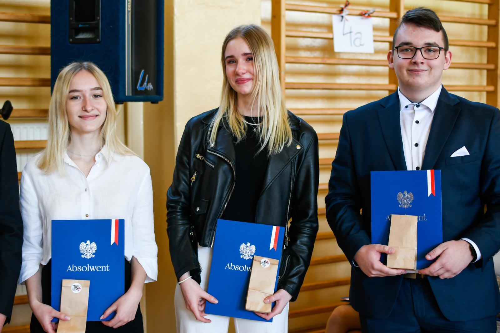Zdjęcie w galerii na portalu naszraciborz.pl: Świadectwa, Leszki i łezki. II LO pożegnało absolwentów [FOTO i WIDEO] wiadomości z regionu