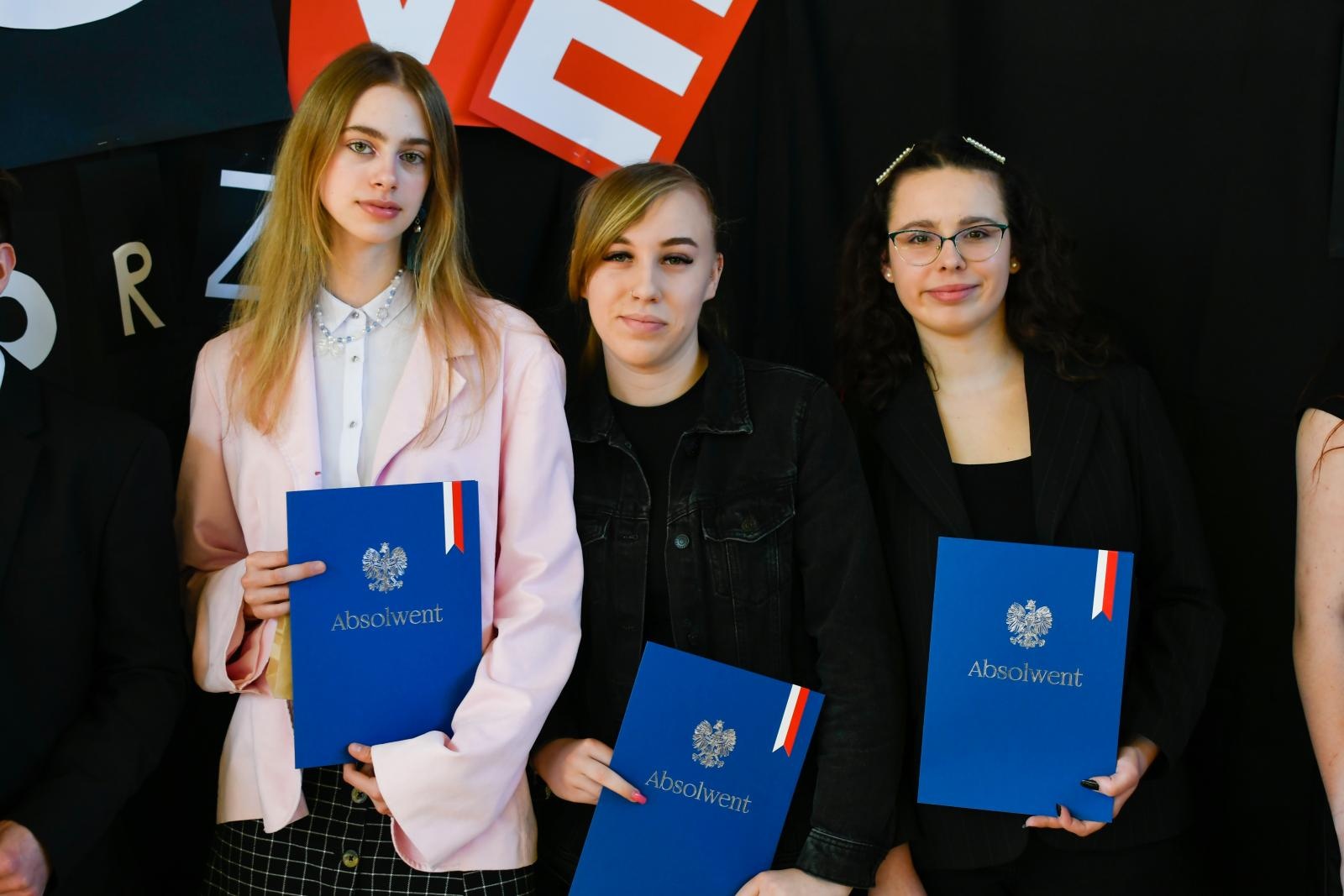 Zdjęcie w galerii na portalu naszraciborz.pl: Świadectwa, Leszki i łezki. II LO pożegnało absolwentów [FOTO i WIDEO] wiadomości z regionu