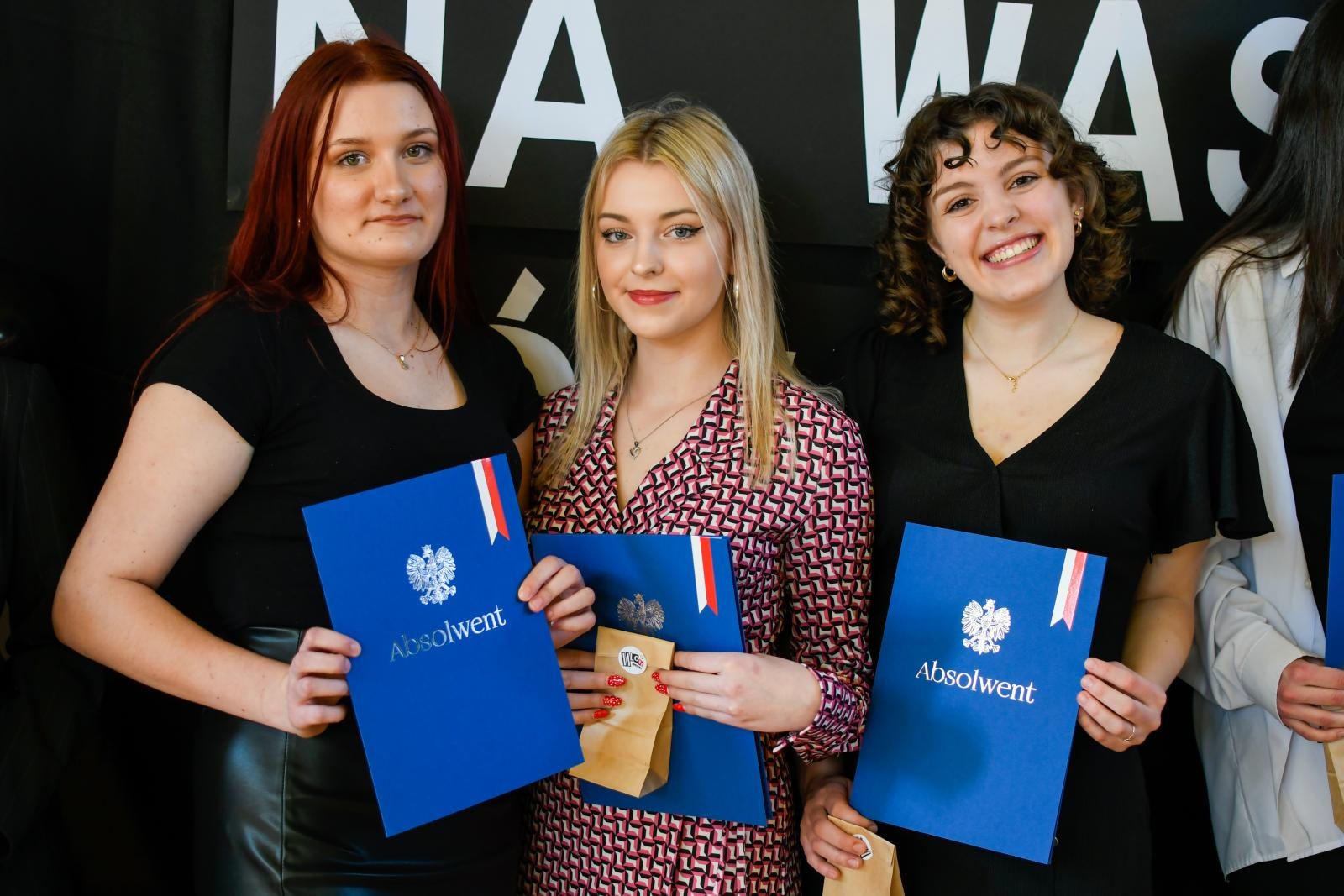 Zdjęcie w galerii na portalu naszraciborz.pl: Świadectwa, Leszki i łezki. II LO pożegnało absolwentów [FOTO i WIDEO] wiadomości z regionu