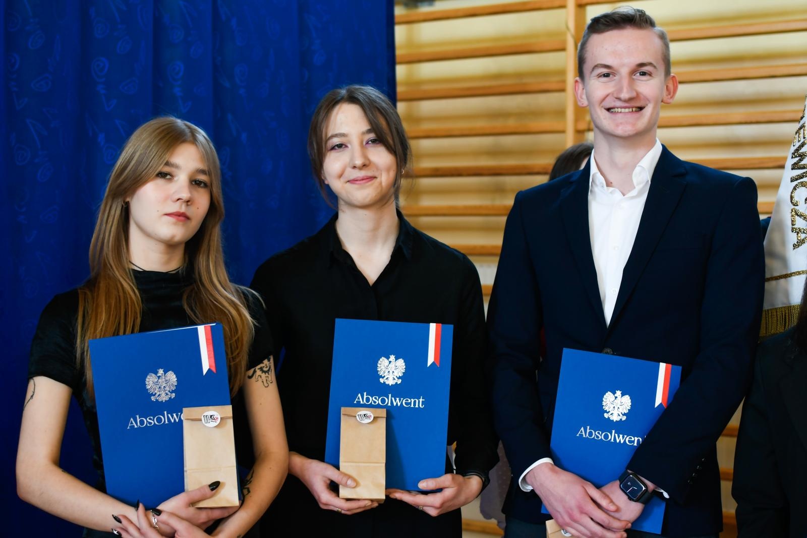 Zdjęcie w galerii na portalu naszraciborz.pl: Świadectwa, Leszki i łezki. II LO pożegnało absolwentów [FOTO i WIDEO] wiadomości z regionu