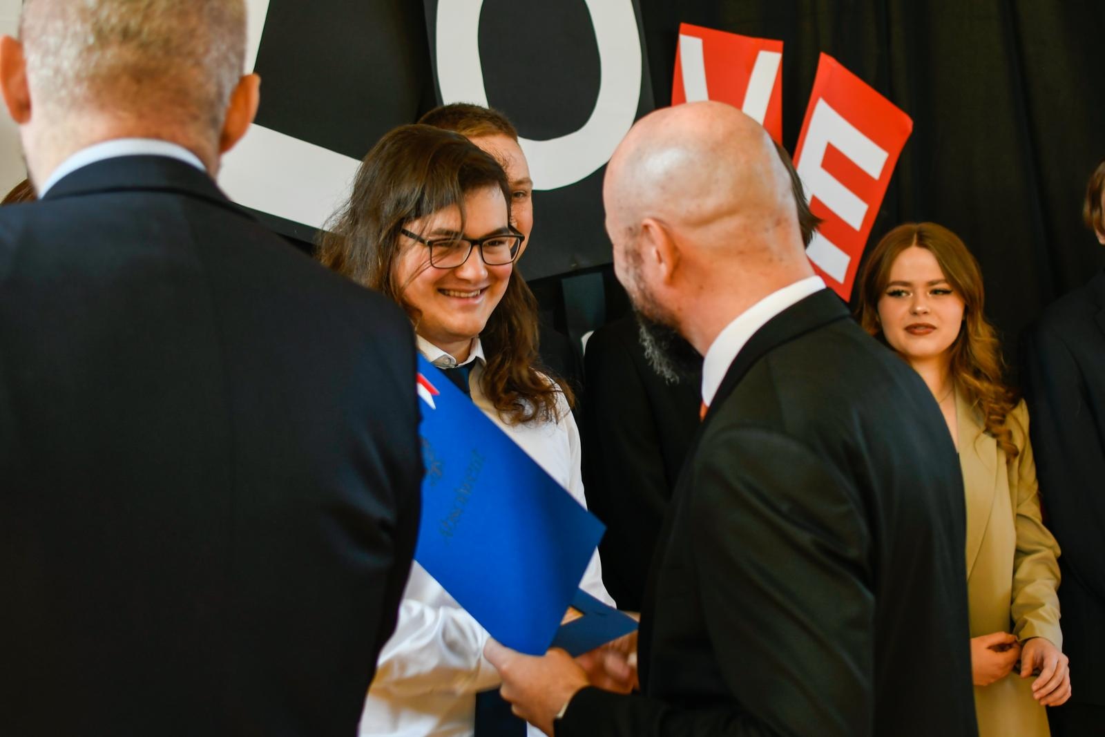 Zdjęcie w galerii na portalu naszraciborz.pl: Świadectwa, Leszki i łezki. II LO pożegnało absolwentów [FOTO i WIDEO] wiadomości z regionu