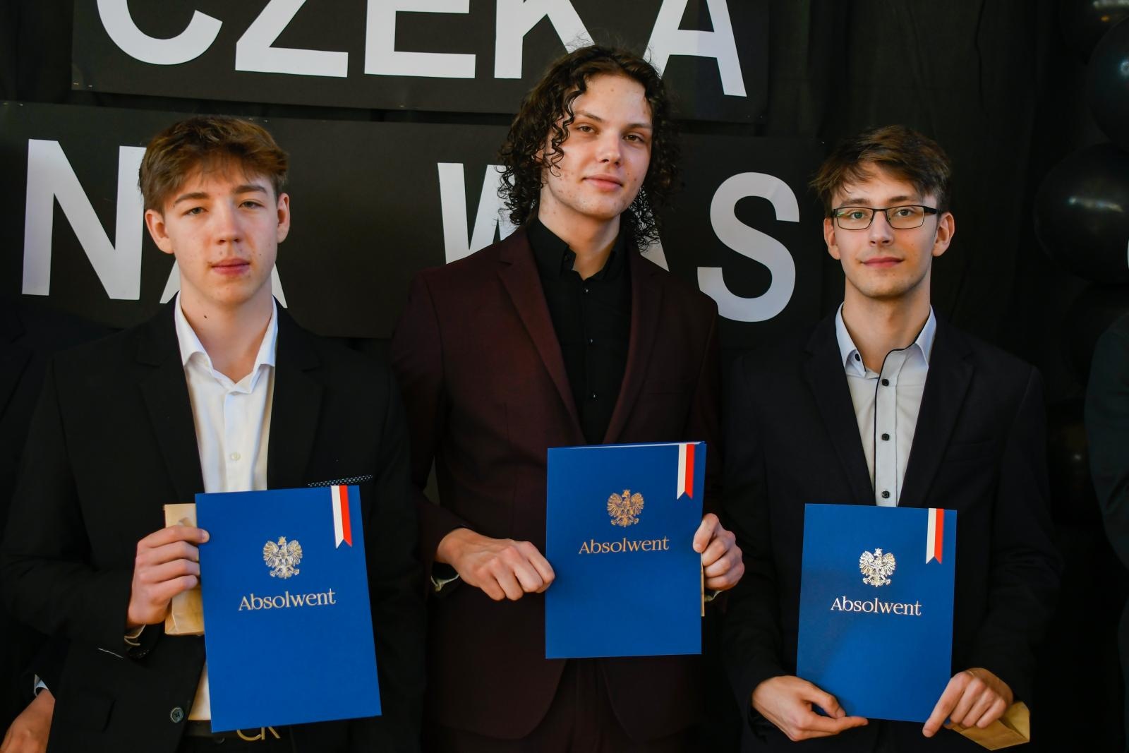 Zdjęcie w galerii na portalu naszraciborz.pl: Świadectwa, Leszki i łezki. II LO pożegnało absolwentów [FOTO i WIDEO] wiadomości z regionu