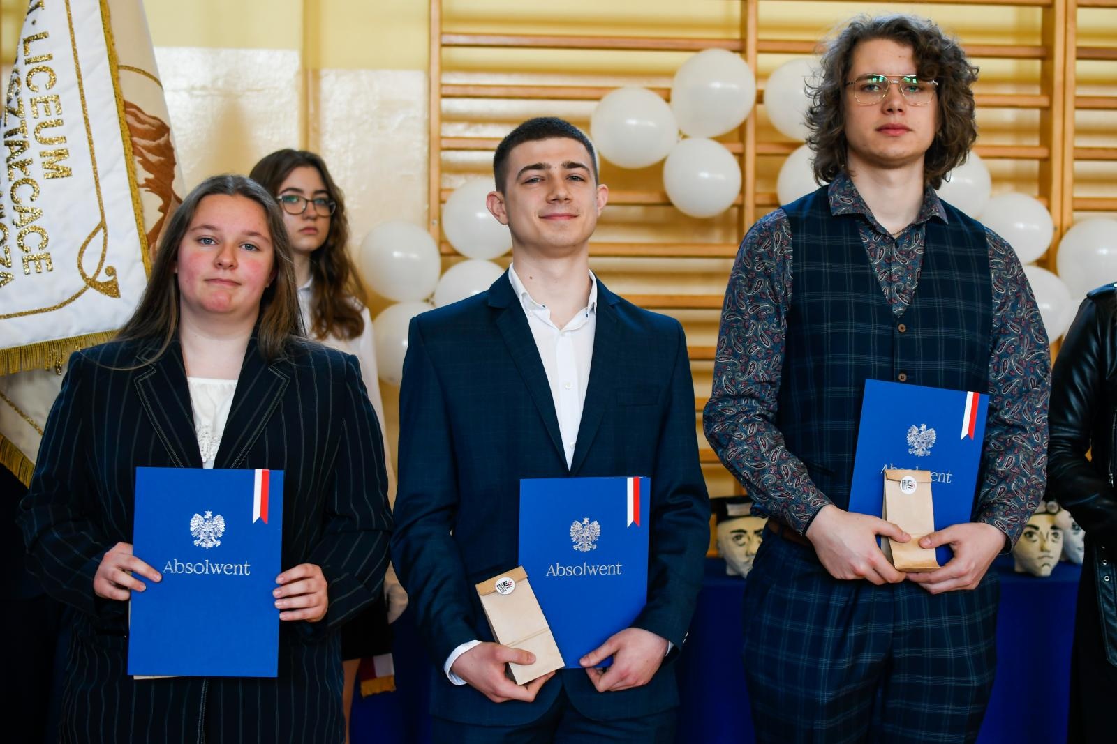 Zdjęcie w galerii na portalu naszraciborz.pl: Świadectwa, Leszki i łezki. II LO pożegnało absolwentów [FOTO i WIDEO] wiadomości z regionu