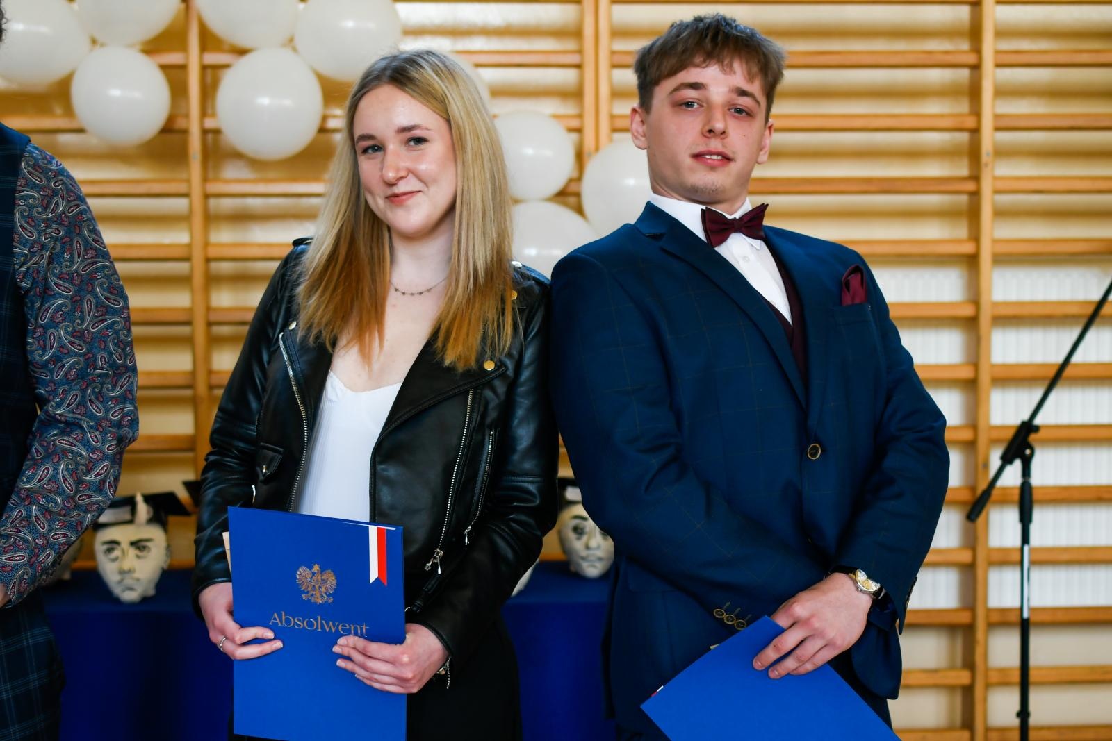 Zdjęcie w galerii na portalu naszraciborz.pl: Świadectwa, Leszki i łezki. II LO pożegnało absolwentów [FOTO i WIDEO] wiadomości z regionu