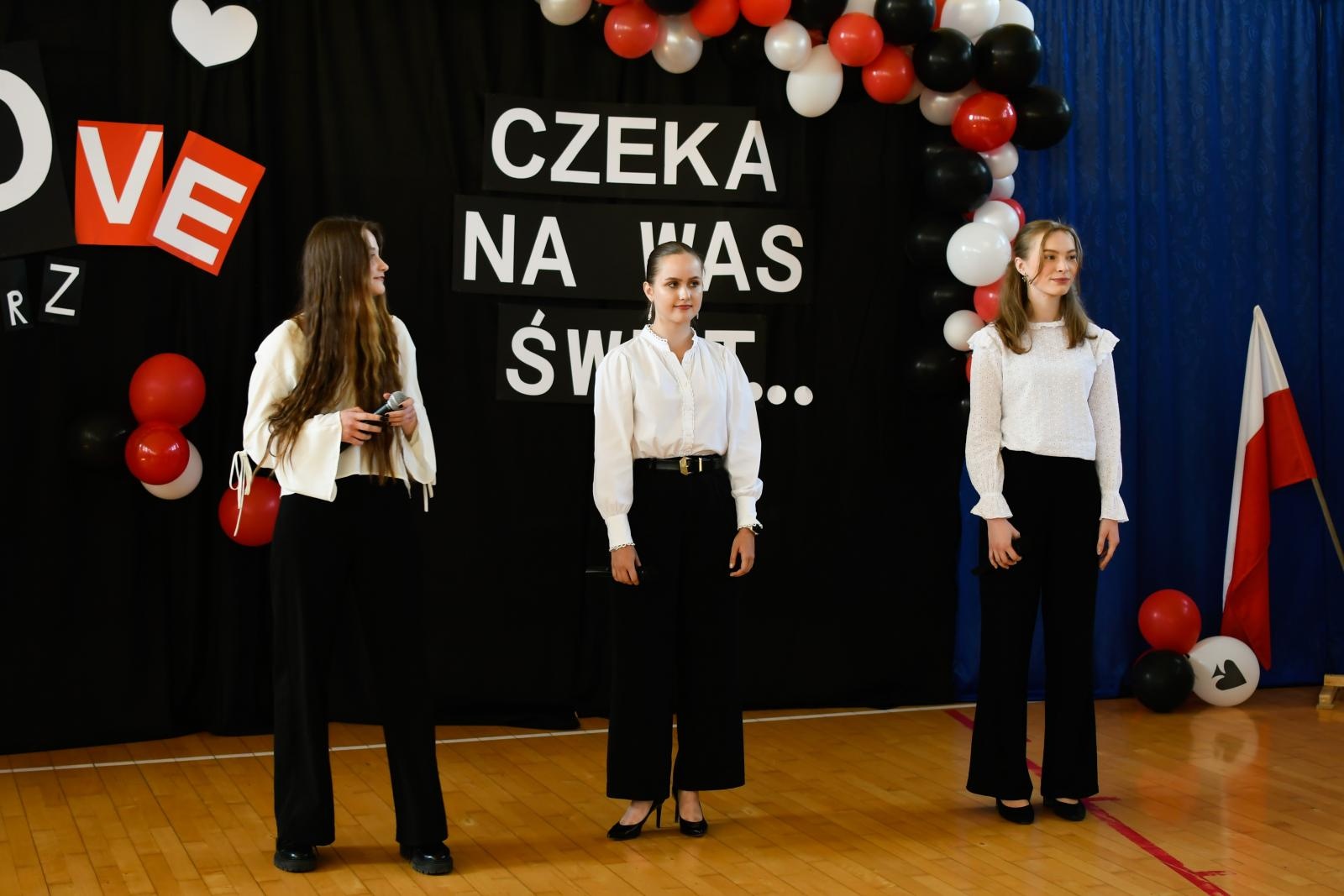 Zdjęcie w galerii na portalu naszraciborz.pl: Świadectwa, Leszki i łezki. II LO pożegnało absolwentów [FOTO i WIDEO] wiadomości z regionu