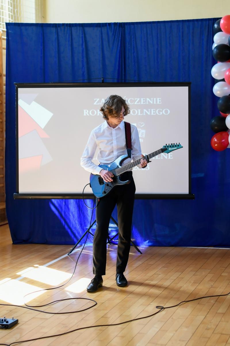 Zdjęcie w galerii na portalu naszraciborz.pl: Świadectwa, Leszki i łezki. II LO pożegnało absolwentów [FOTO i WIDEO] wiadomości z regionu