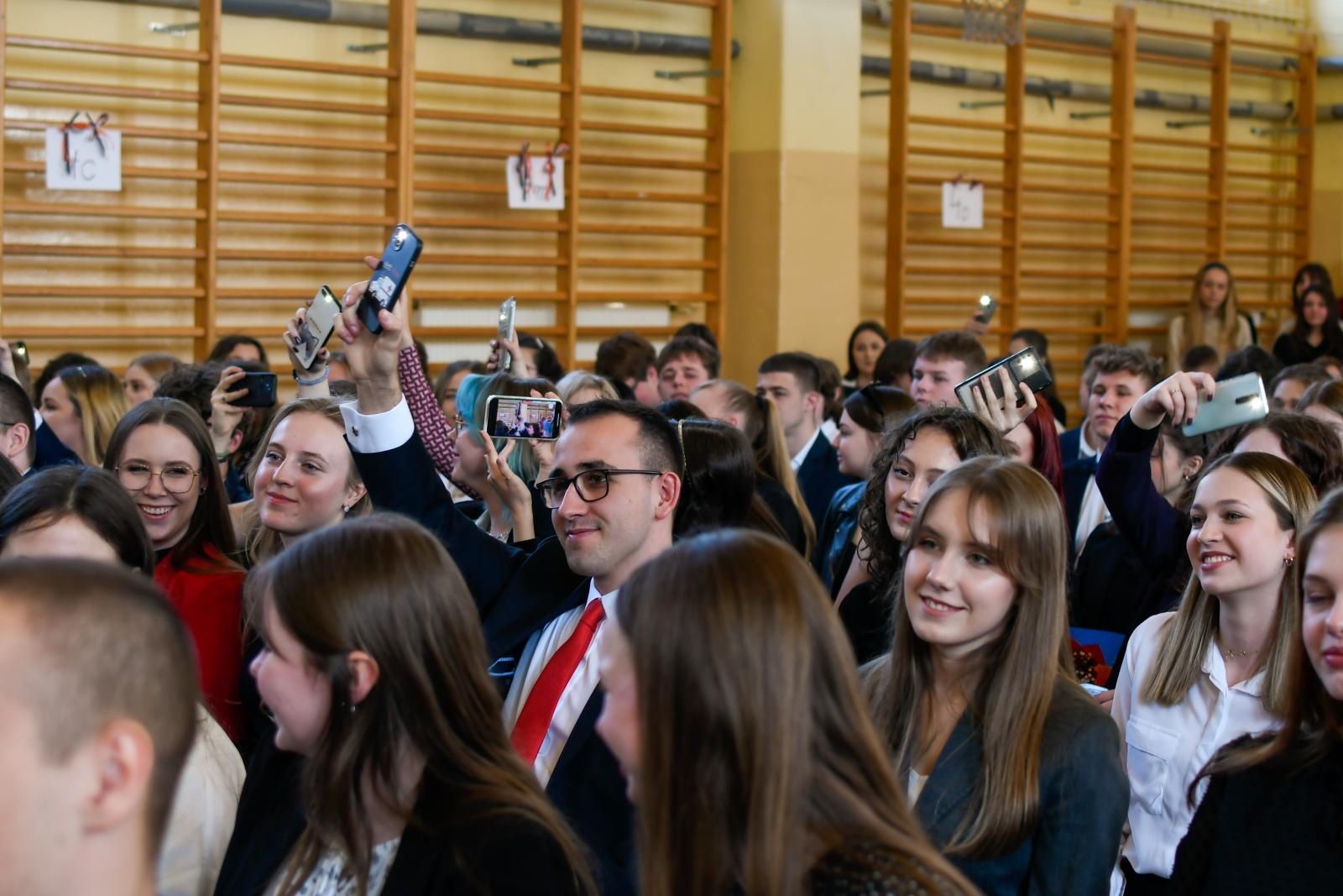 Zdjęcie w galerii na portalu naszraciborz.pl: Świadectwa, Leszki i łezki. II LO pożegnało absolwentów [FOTO i WIDEO] wiadomości z regionu