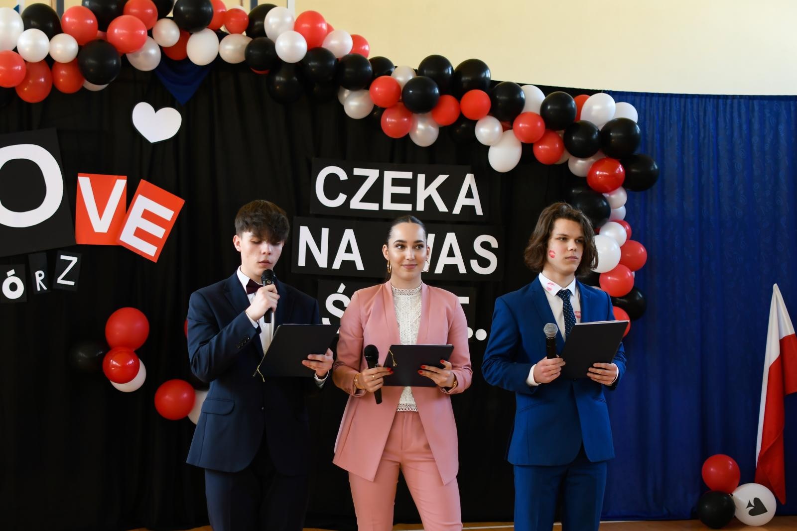 Zdjęcie w galerii na portalu naszraciborz.pl: Świadectwa, Leszki i łezki. II LO pożegnało absolwentów [FOTO i WIDEO] wiadomości z regionu