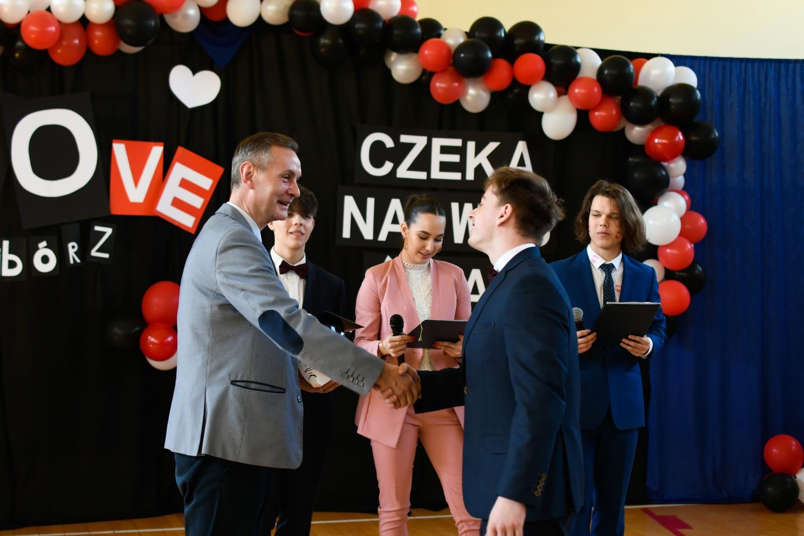 Zdjęcie w galerii na portalu naszraciborz.pl: Świadectwa, Leszki i łezki. II LO pożegnało absolwentów [FOTO i WIDEO] wiadomości z regionu