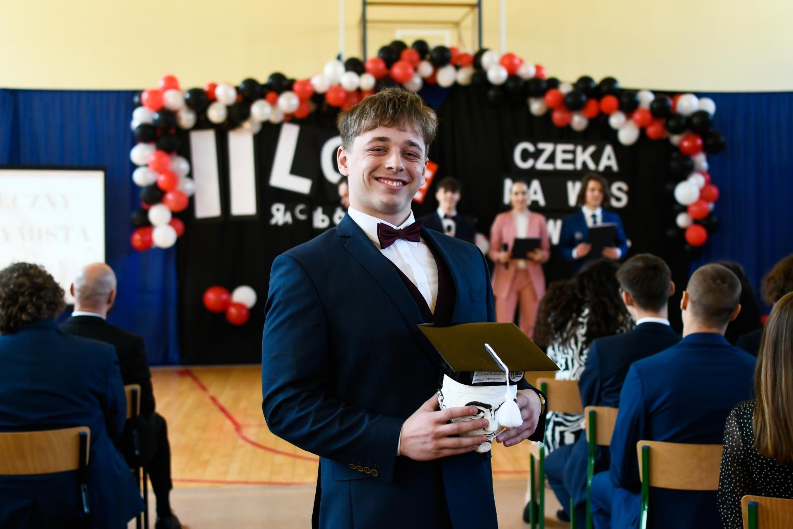 Zdjęcie w galerii na portalu naszraciborz.pl: Świadectwa, Leszki i łezki. II LO pożegnało absolwentów [FOTO i WIDEO] wiadomości z regionu