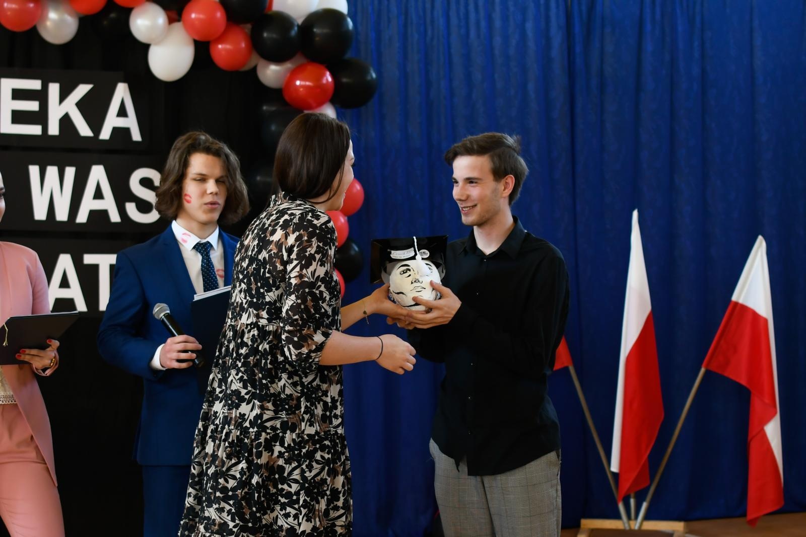Zdjęcie w galerii na portalu naszraciborz.pl: Świadectwa, Leszki i łezki. II LO pożegnało absolwentów [FOTO i WIDEO] wiadomości z regionu