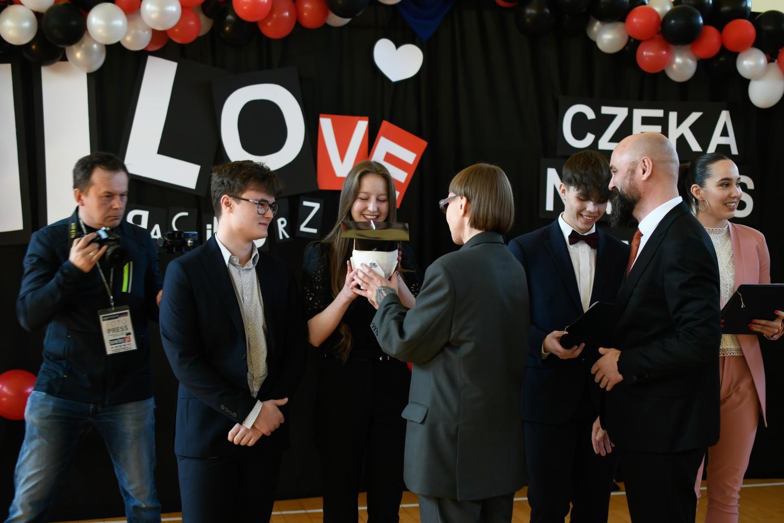 Zdjęcie w galerii na portalu naszraciborz.pl: Świadectwa, Leszki i łezki. II LO pożegnało absolwentów [FOTO i WIDEO] wiadomości z regionu