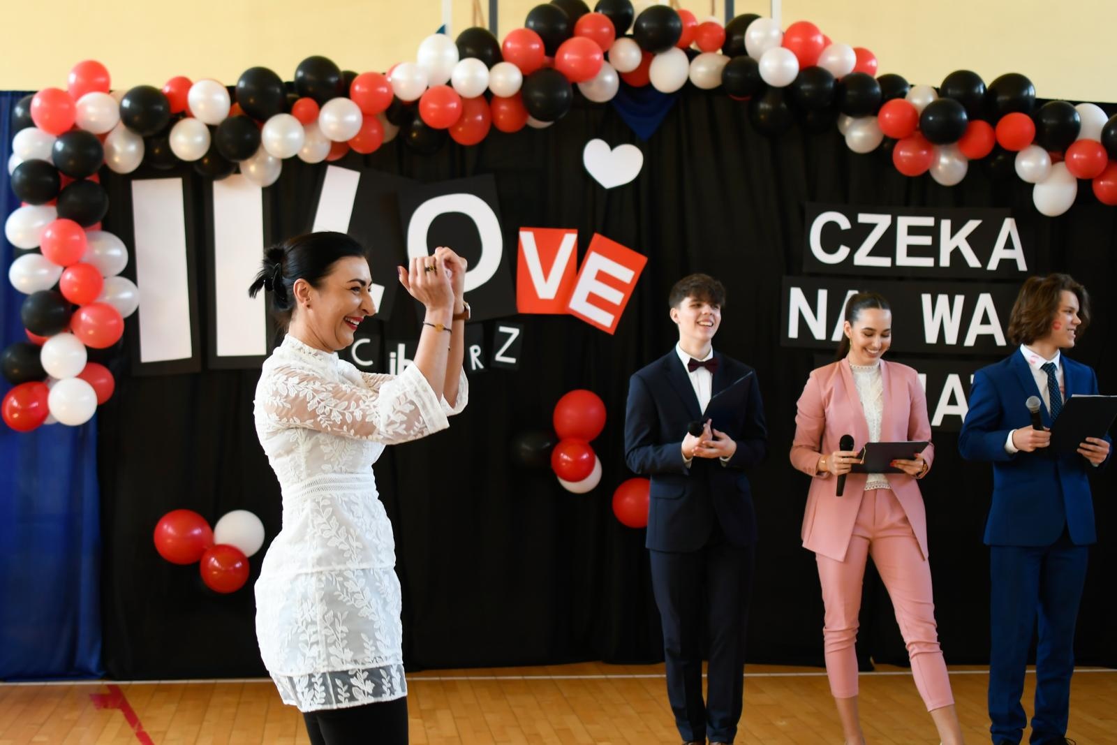 Zdjęcie w galerii na portalu naszraciborz.pl: Świadectwa, Leszki i łezki. II LO pożegnało absolwentów [FOTO i WIDEO] wiadomości z regionu