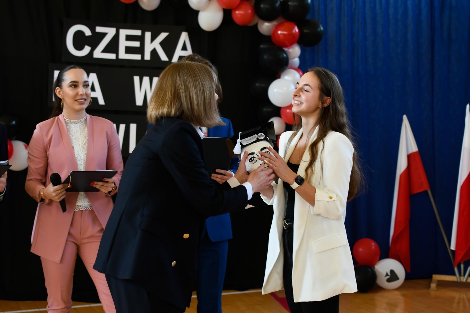 Zdjęcie w galerii na portalu naszraciborz.pl: Świadectwa, Leszki i łezki. II LO pożegnało absolwentów [FOTO i WIDEO] wiadomości z regionu