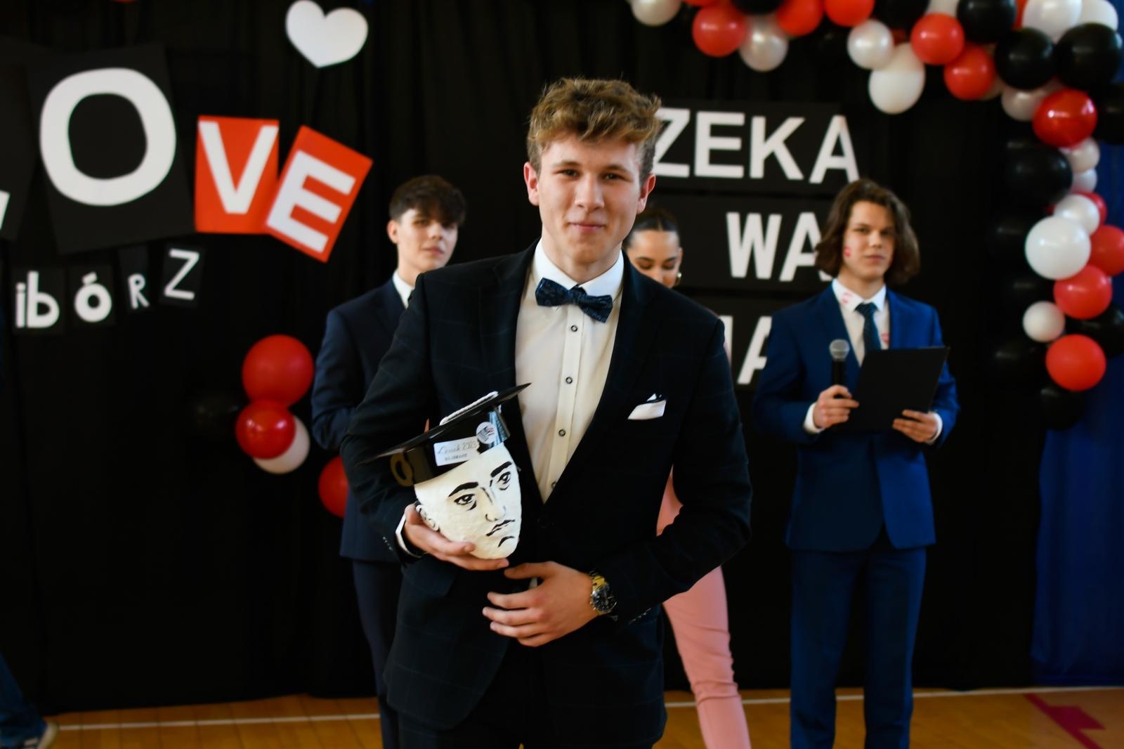 Zdjęcie w galerii na portalu naszraciborz.pl: Świadectwa, Leszki i łezki. II LO pożegnało absolwentów [FOTO i WIDEO] wiadomości z regionu
