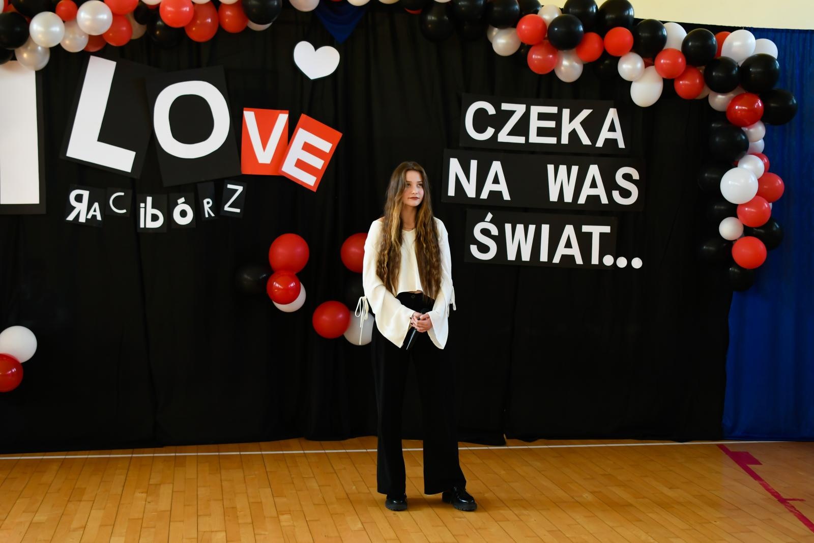 Zdjęcie w galerii na portalu naszraciborz.pl: Świadectwa, Leszki i łezki. II LO pożegnało absolwentów [FOTO i WIDEO] wiadomości z regionu