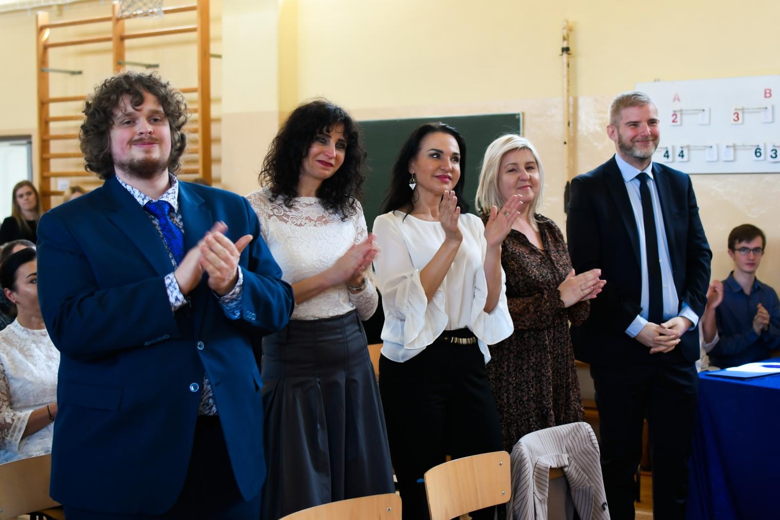 Zdjęcie w galerii na portalu naszraciborz.pl: Świadectwa, Leszki i łezki. II LO pożegnało absolwentów [FOTO i WIDEO] wiadomości z regionu
