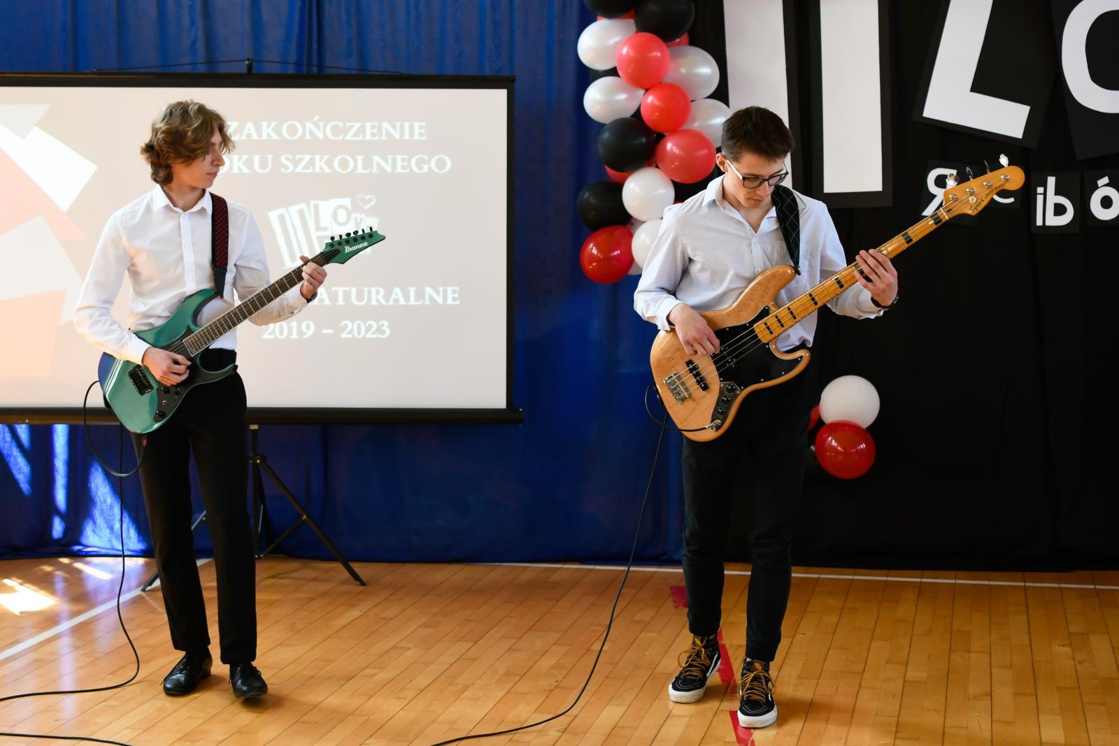 Zdjęcie w galerii na portalu naszraciborz.pl: Świadectwa, Leszki i łezki. II LO pożegnało absolwentów [FOTO i WIDEO] wiadomości z regionu