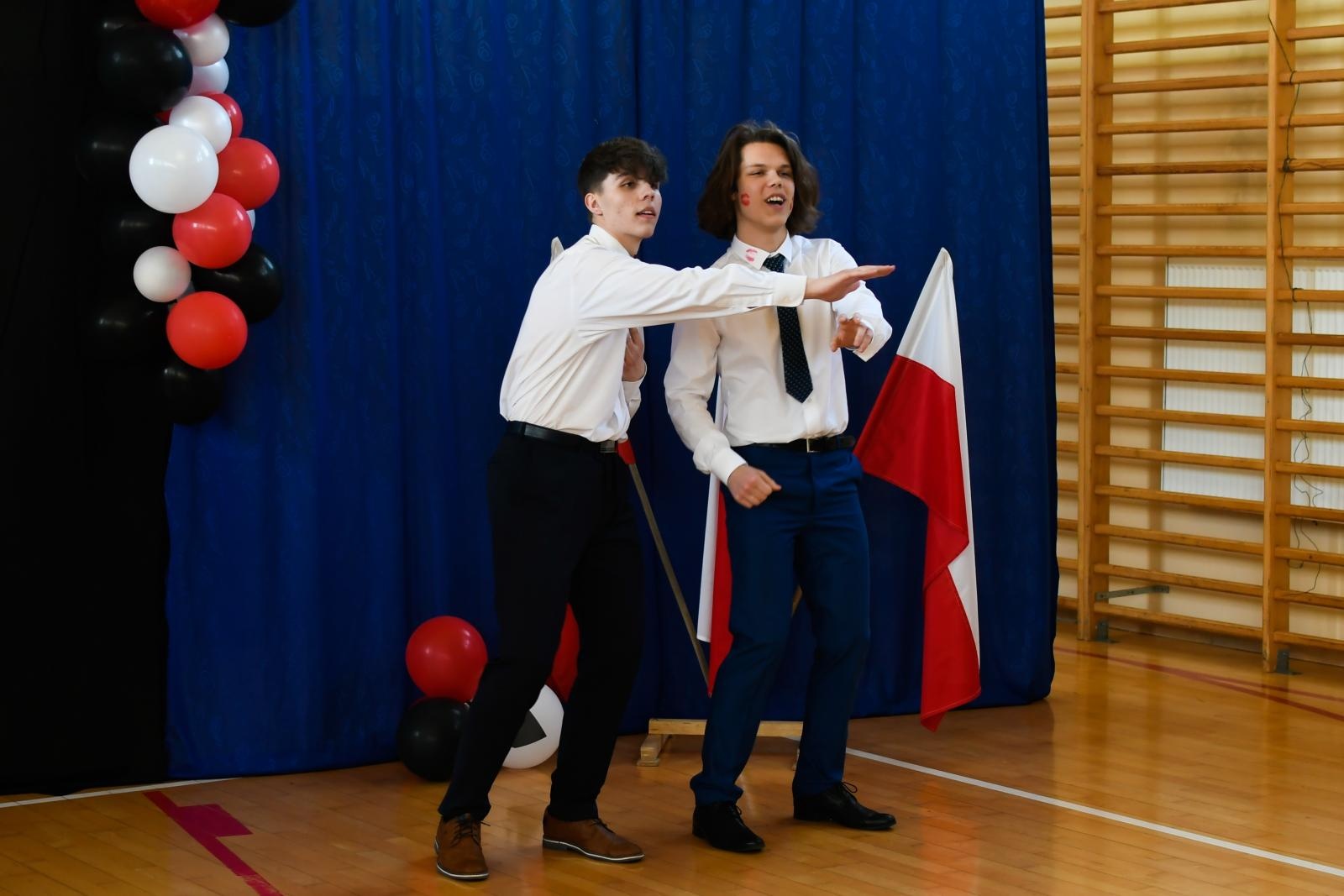 Zdjęcie w galerii na portalu naszraciborz.pl: Świadectwa, Leszki i łezki. II LO pożegnało absolwentów [FOTO i WIDEO] wiadomości z regionu
