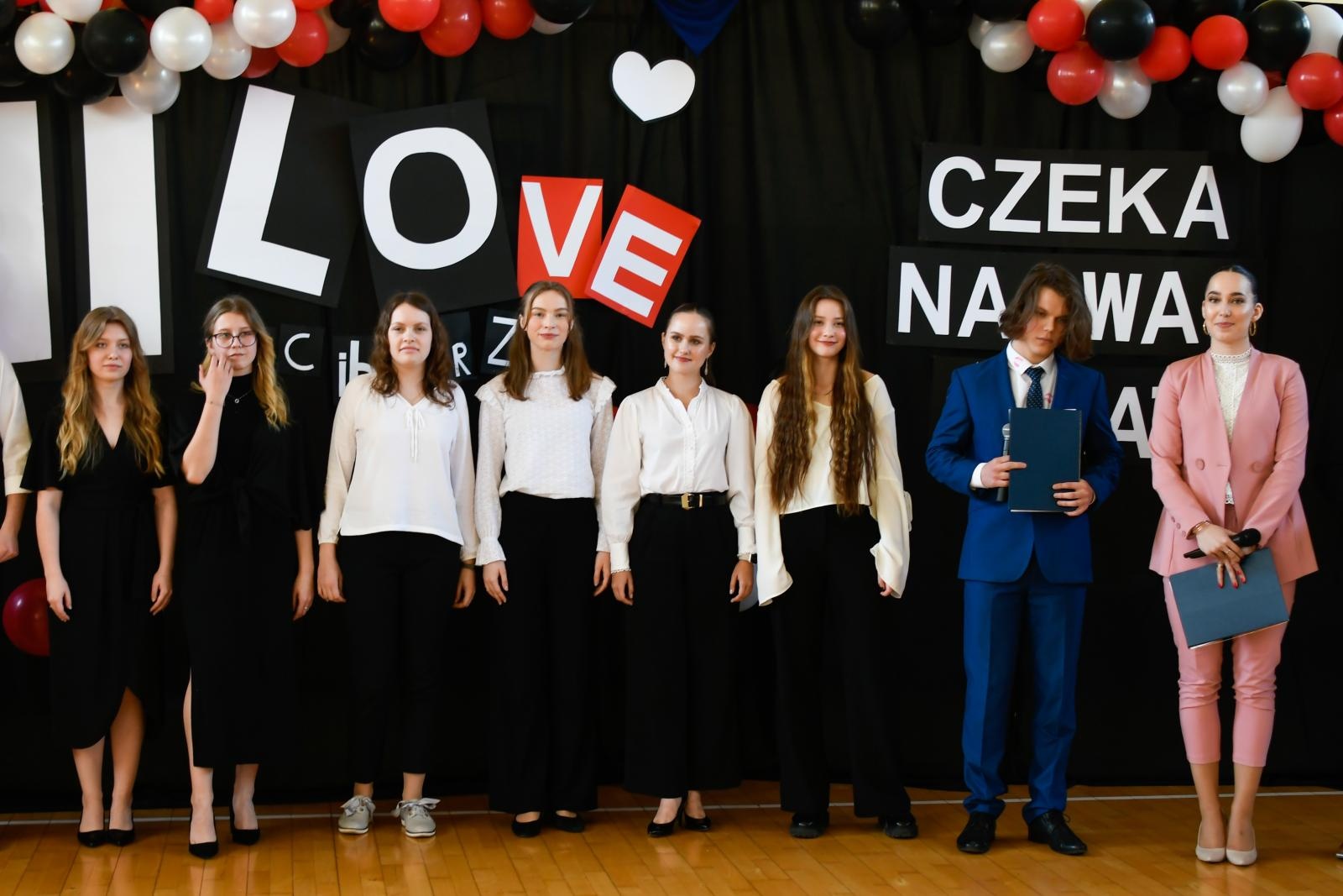 Zdjęcie w galerii na portalu naszraciborz.pl: Świadectwa, Leszki i łezki. II LO pożegnało absolwentów [FOTO i WIDEO] wiadomości z regionu