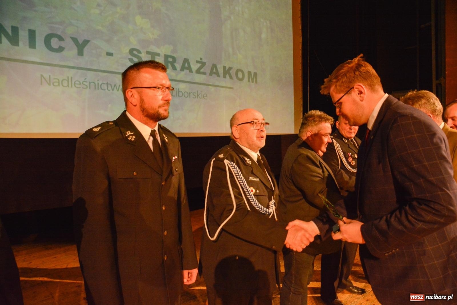 Zdjęcie w galerii na portalu naszraciborz.pl: Przed wspomnieniem św. Floriana leśnicy podziękowali strażakom [FOTO i WIDEO] wiadomości z regionu