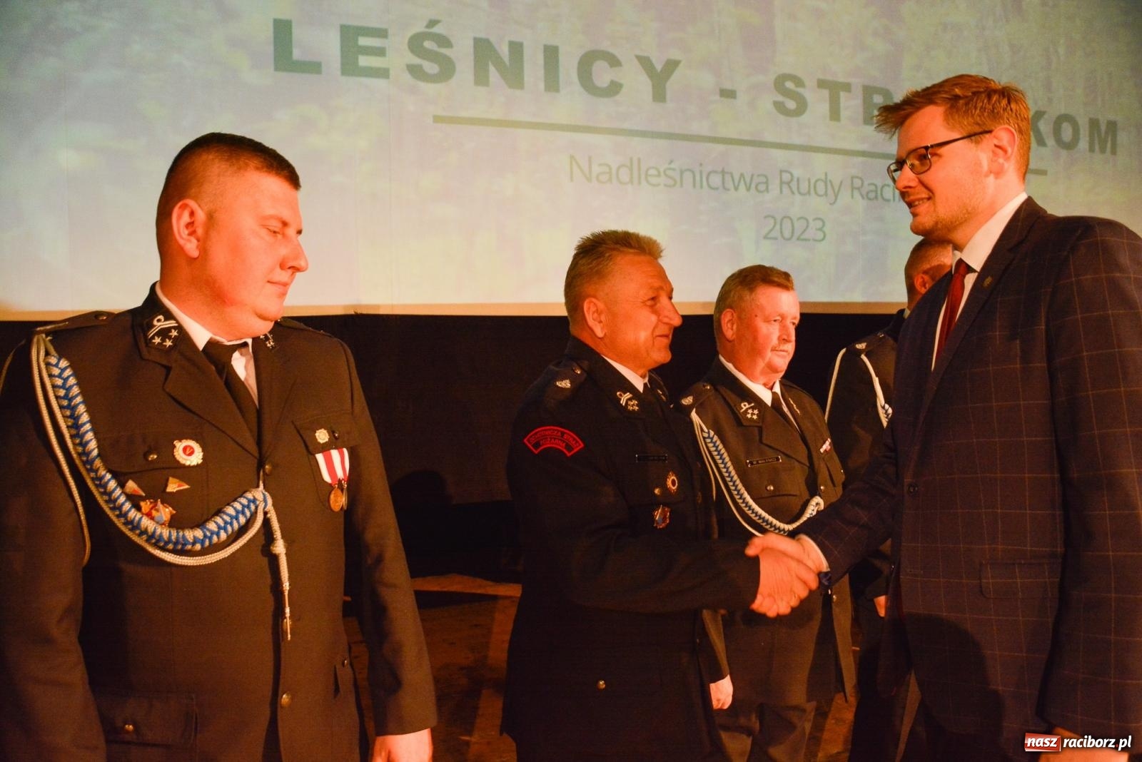 Zdjęcie w galerii na portalu naszraciborz.pl: Przed wspomnieniem św. Floriana leśnicy podziękowali strażakom [FOTO i WIDEO] wiadomości z regionu