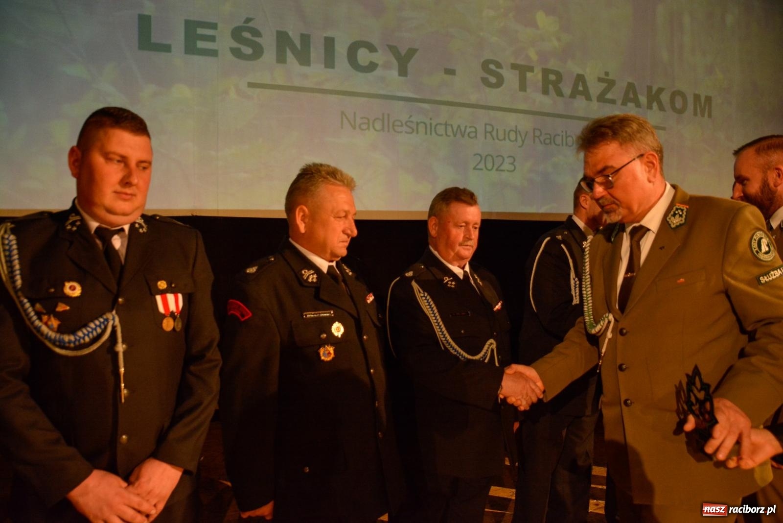 Zdjęcie w galerii na portalu naszraciborz.pl: Przed wspomnieniem św. Floriana leśnicy podziękowali strażakom [FOTO i WIDEO] wiadomości z regionu