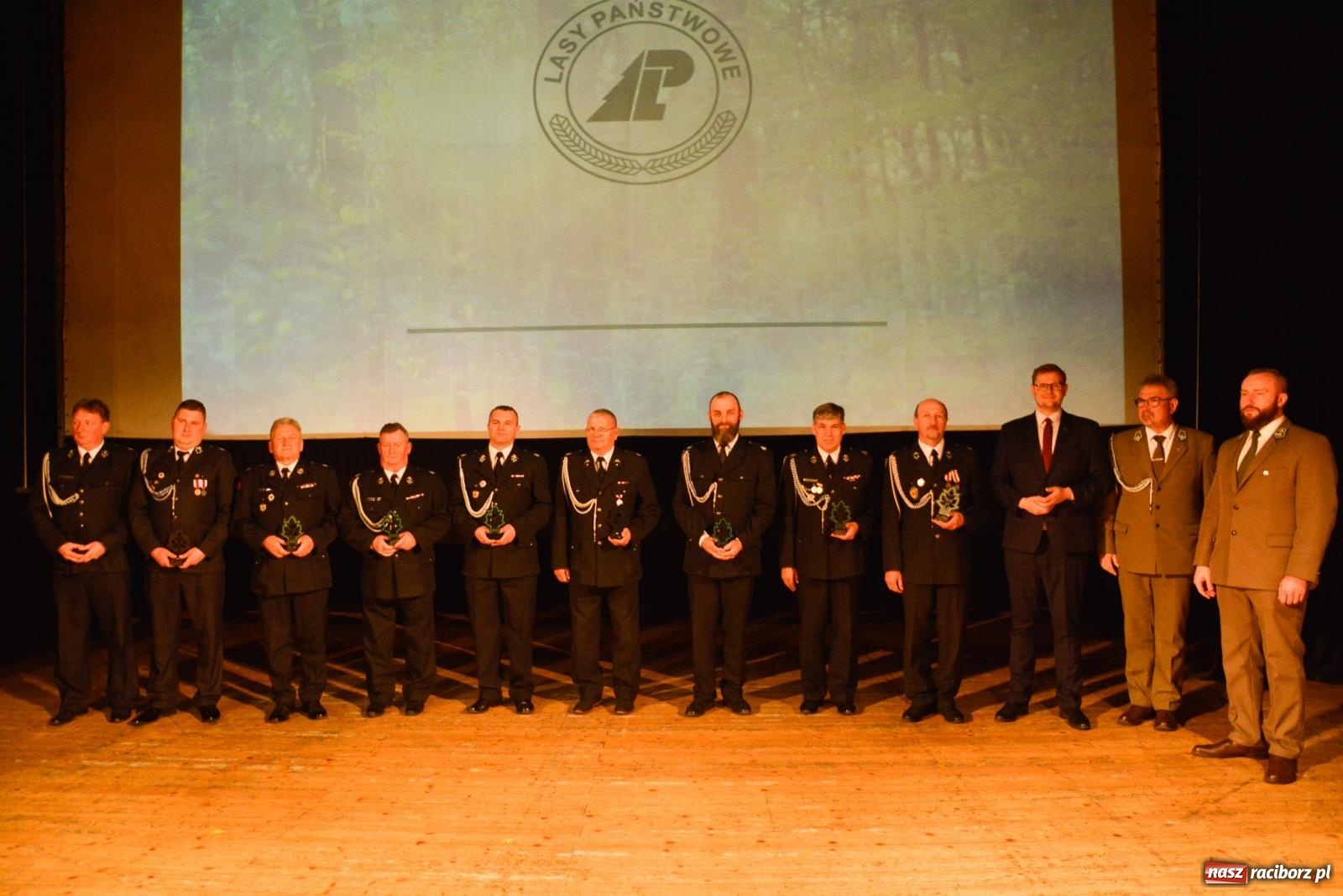 Zdjęcie w galerii na portalu naszraciborz.pl: Przed wspomnieniem św. Floriana leśnicy podziękowali strażakom [FOTO i WIDEO] wiadomości z regionu