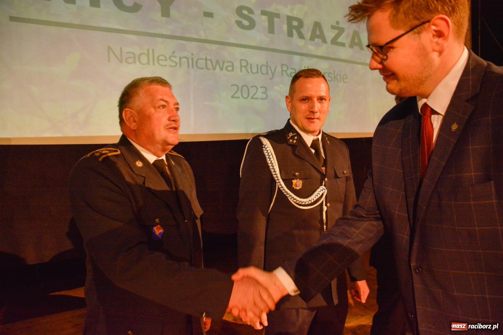 Zdjęcie w galerii na portalu naszraciborz.pl: Przed wspomnieniem św. Floriana leśnicy podziękowali strażakom [FOTO i WIDEO] wiadomości z regionu